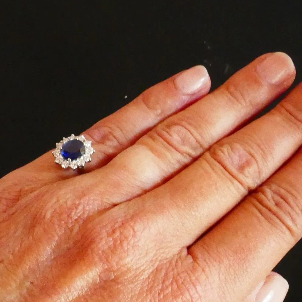 Bague Marguerite en or blanc, saphir naturel et diamants - Image 2