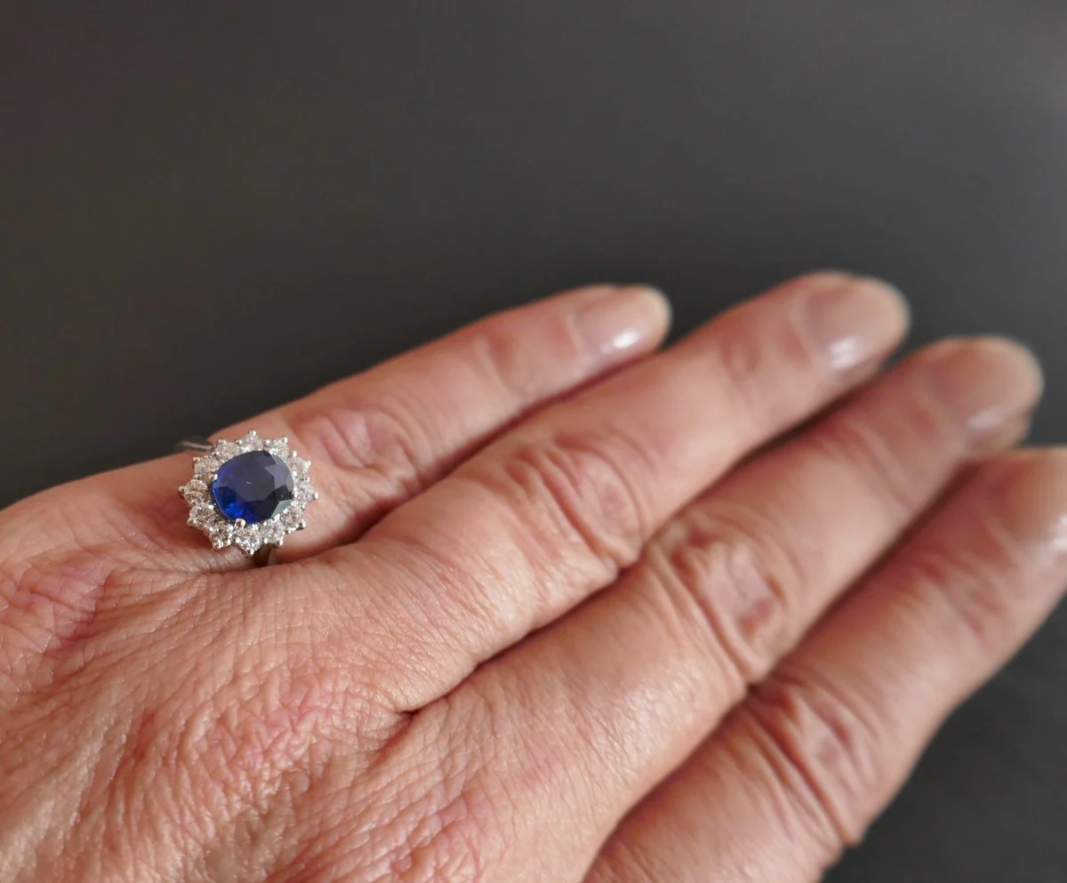 Bague Marguerite en or blanc, saphir naturel et diamants - Image 6