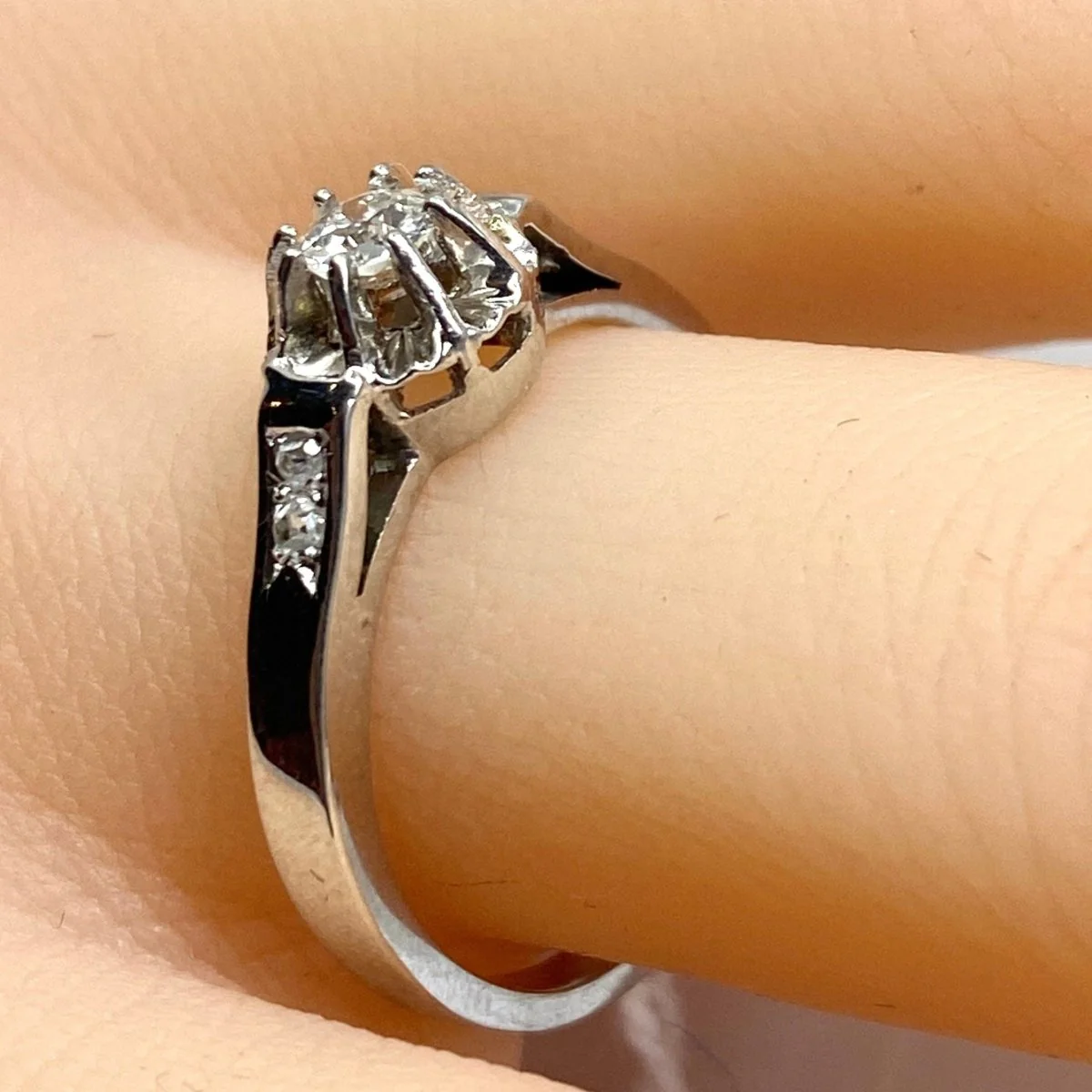 Bague Solitaire en or blanc et diamants - Image 2