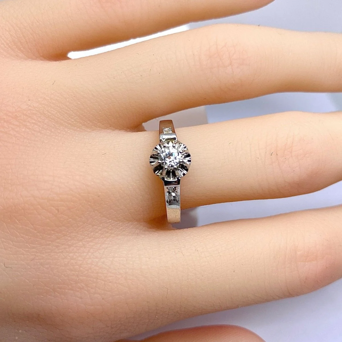 Bague Solitaire en or blanc et diamants - Image 4