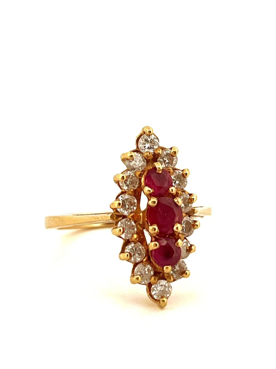 Bague Marquise en or jaune et en rubis et diamants - Image 2