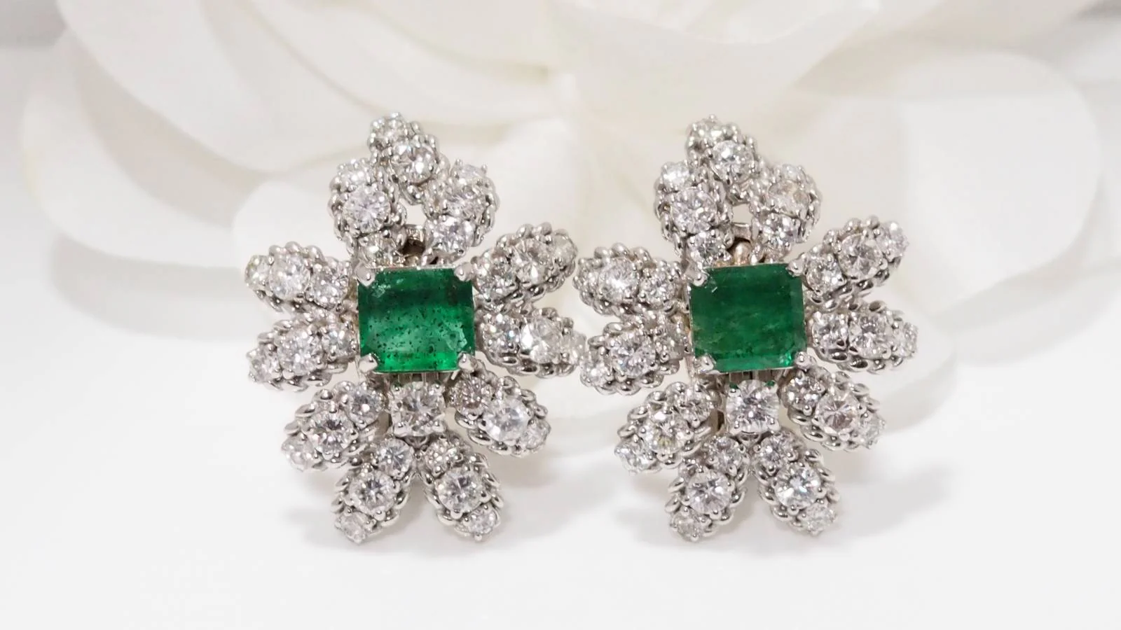 Boucles d'oreilles Clips importantes en or blanc émeraudes et diamants