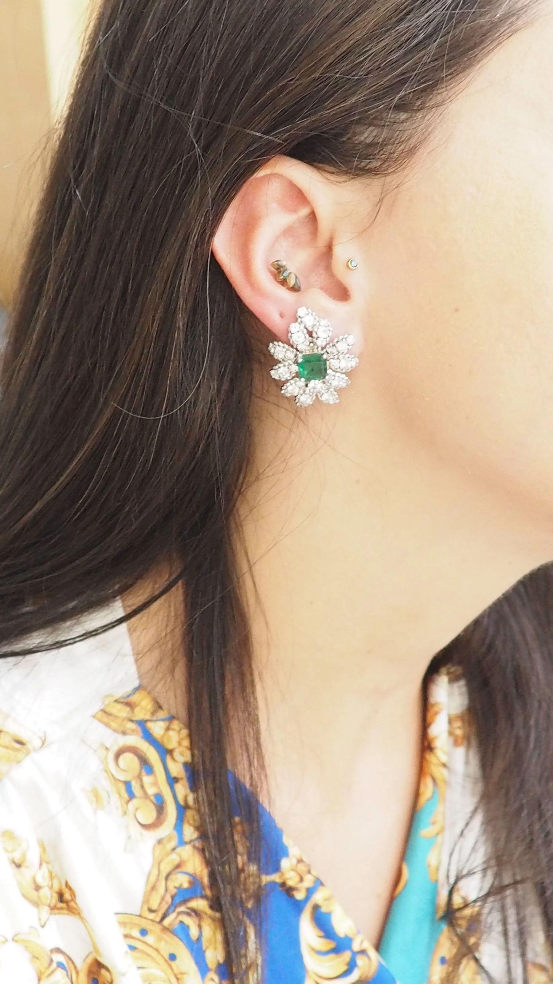 Boucles d'oreilles Clips importantes en or blanc émeraudes et diamants - Image 2