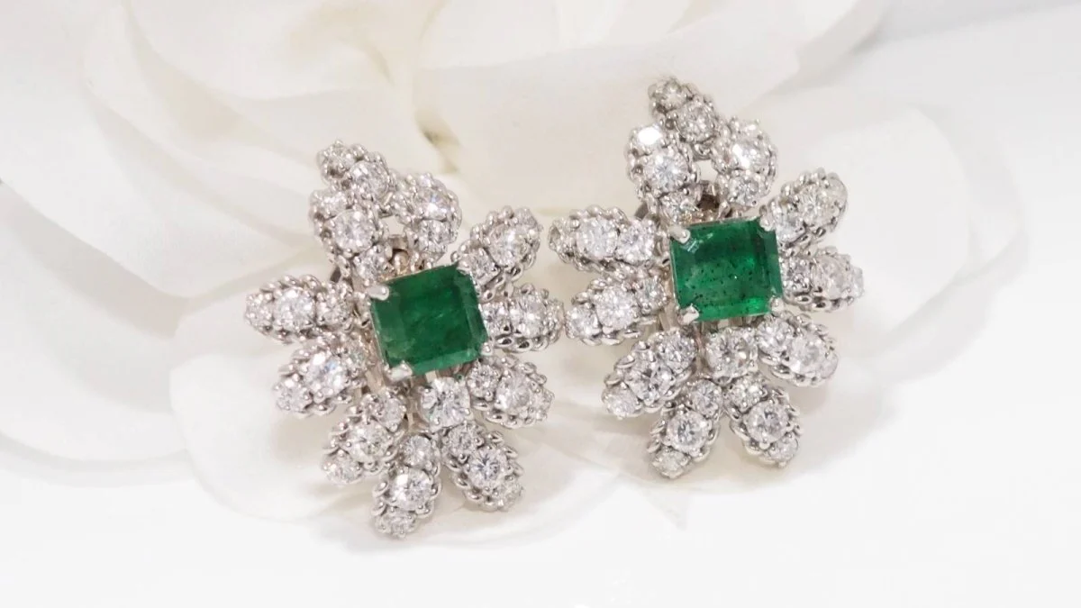 Boucles d'oreilles Clips importantes en or blanc émeraudes et diamants - Image 3