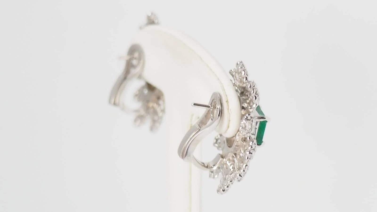 Boucles d'oreilles Clips importantes en or blanc émeraudes et diamants - Image 6
