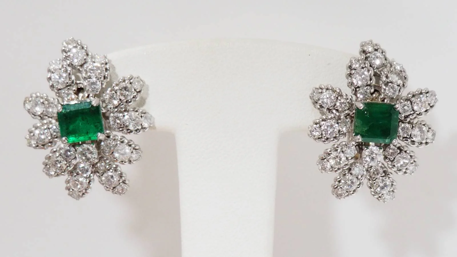 Boucles d'oreilles Clips importantes en or blanc émeraudes et diamants - Image 8