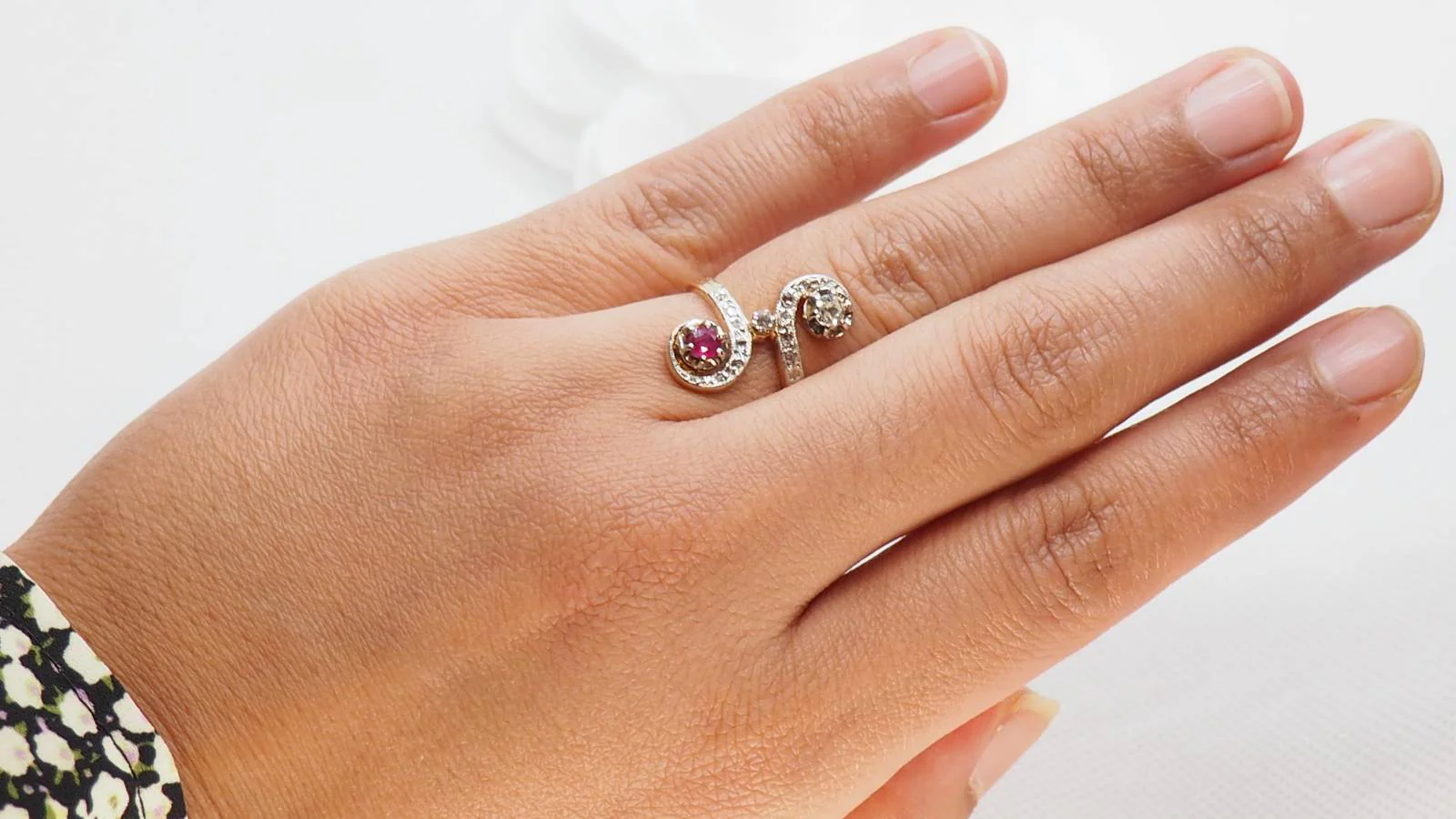 Bague Toi et Moi en or, rubis et diamants - Image 2