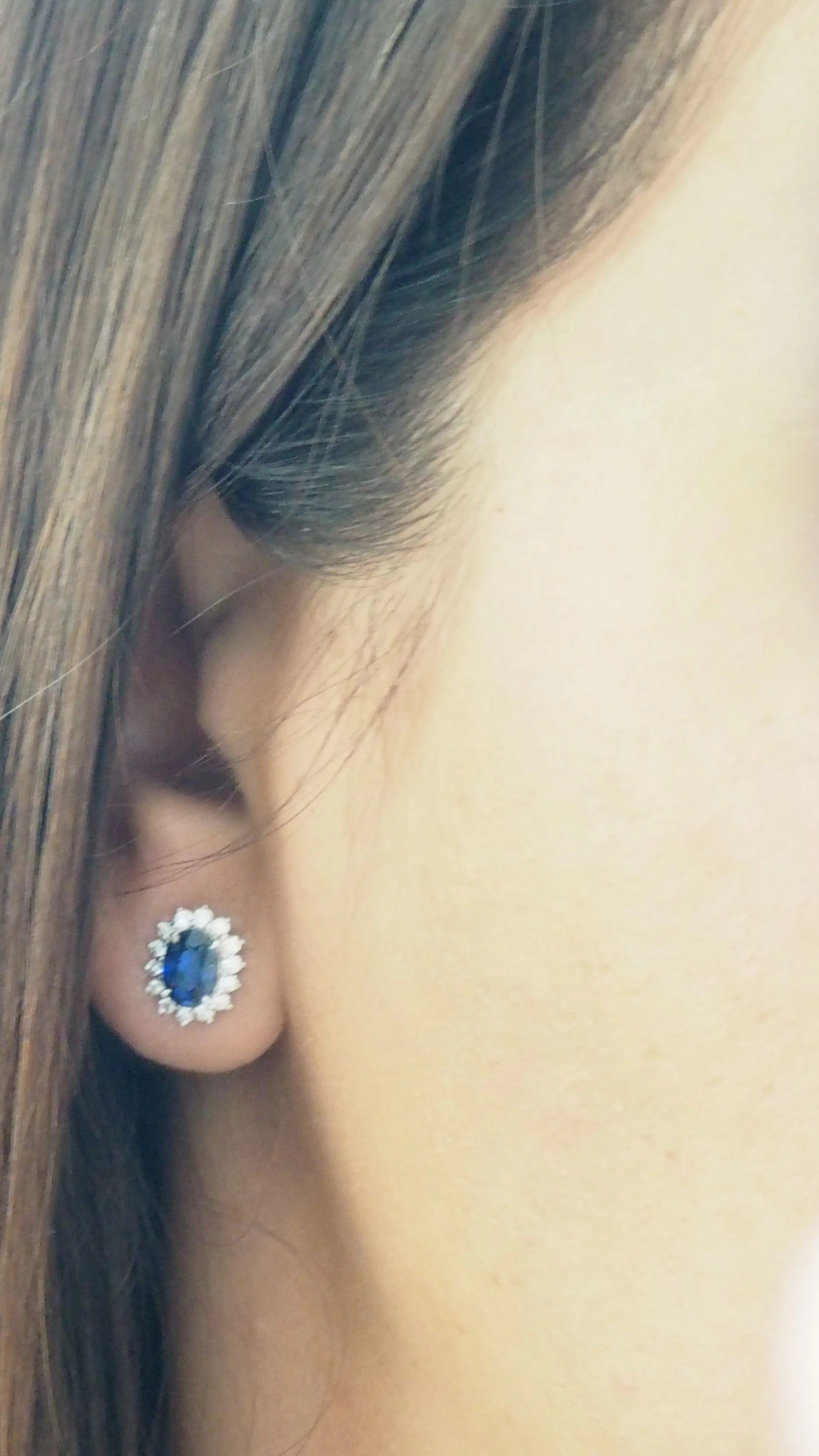 Boucles d'oreilles marguerite en or blanc Saphirs et diamants - Image 2