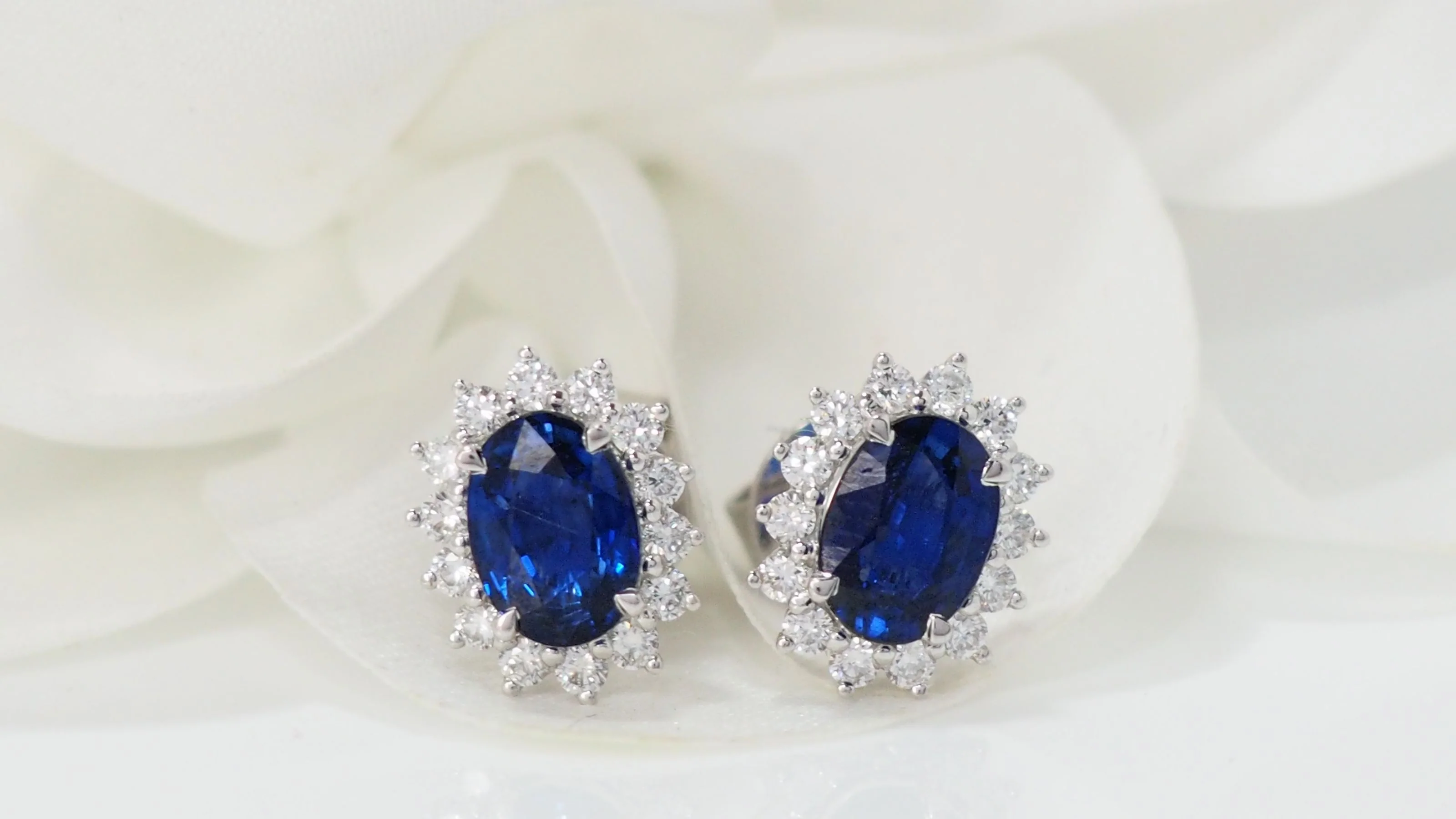 Boucles d'oreilles marguerite en or blanc Saphirs et diamants - Image 3