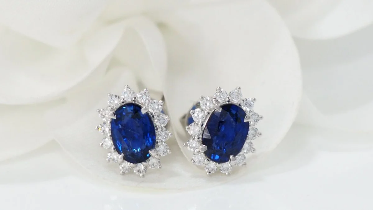 Boucles d'oreilles marguerite en or blanc Saphirs et diamants - Image 4