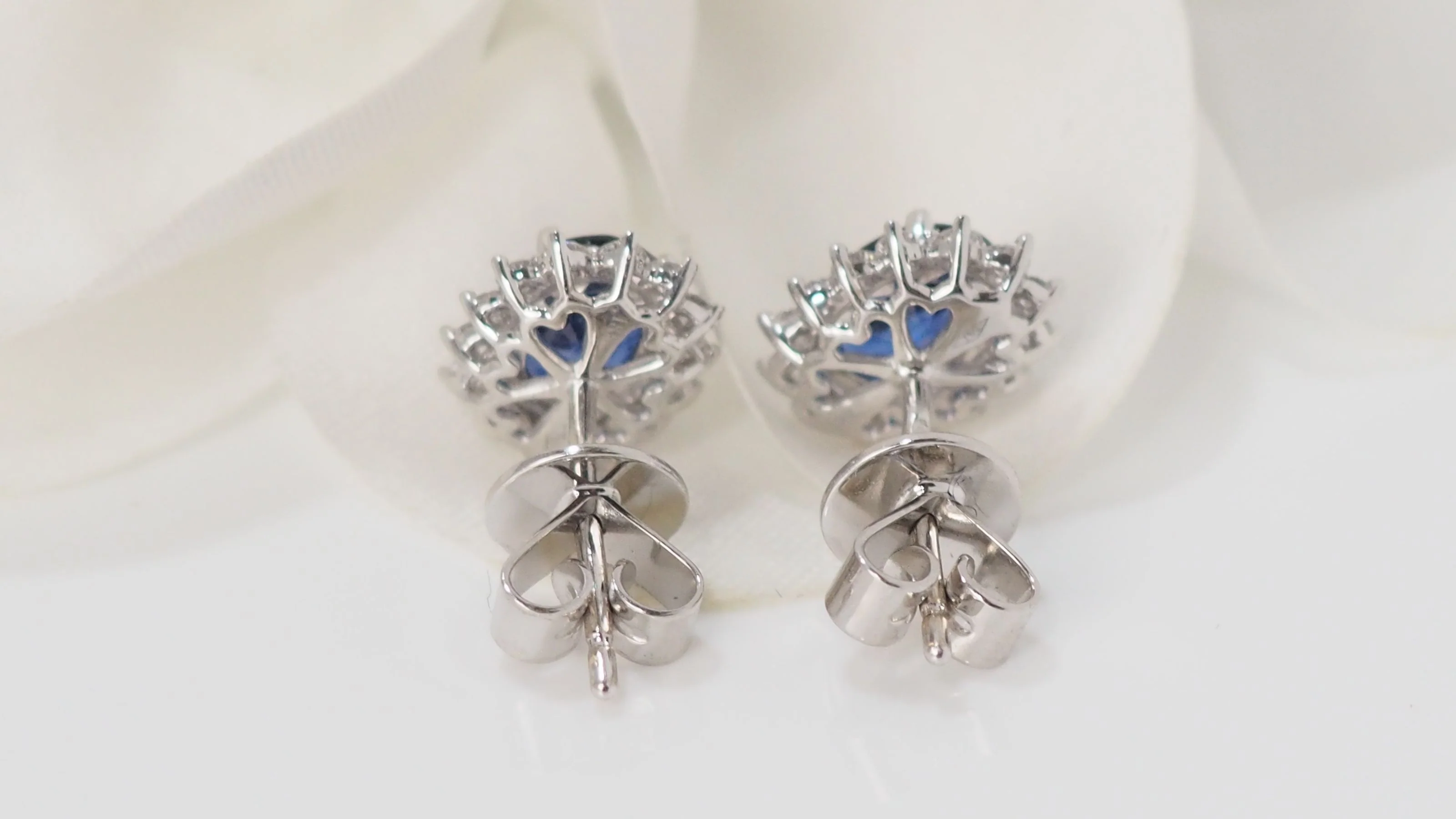 Boucles d'oreilles marguerite en or blanc Saphirs et diamants - Image 5