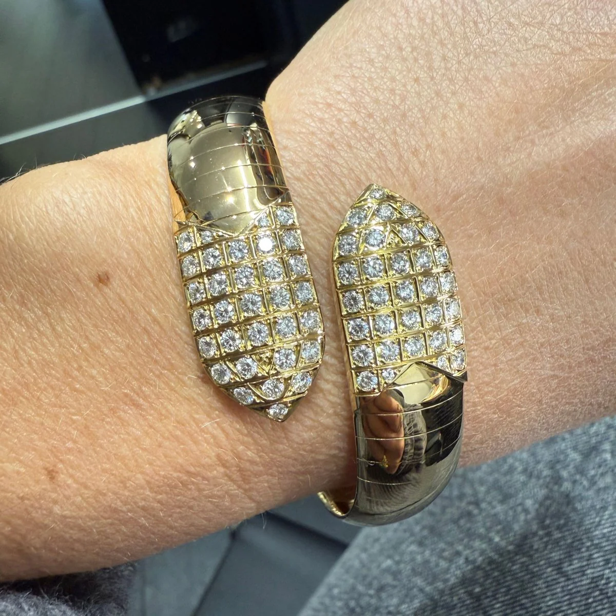 Bracelet Jonc CHAUMET "Plume" en or jaune et diamants - Image 2