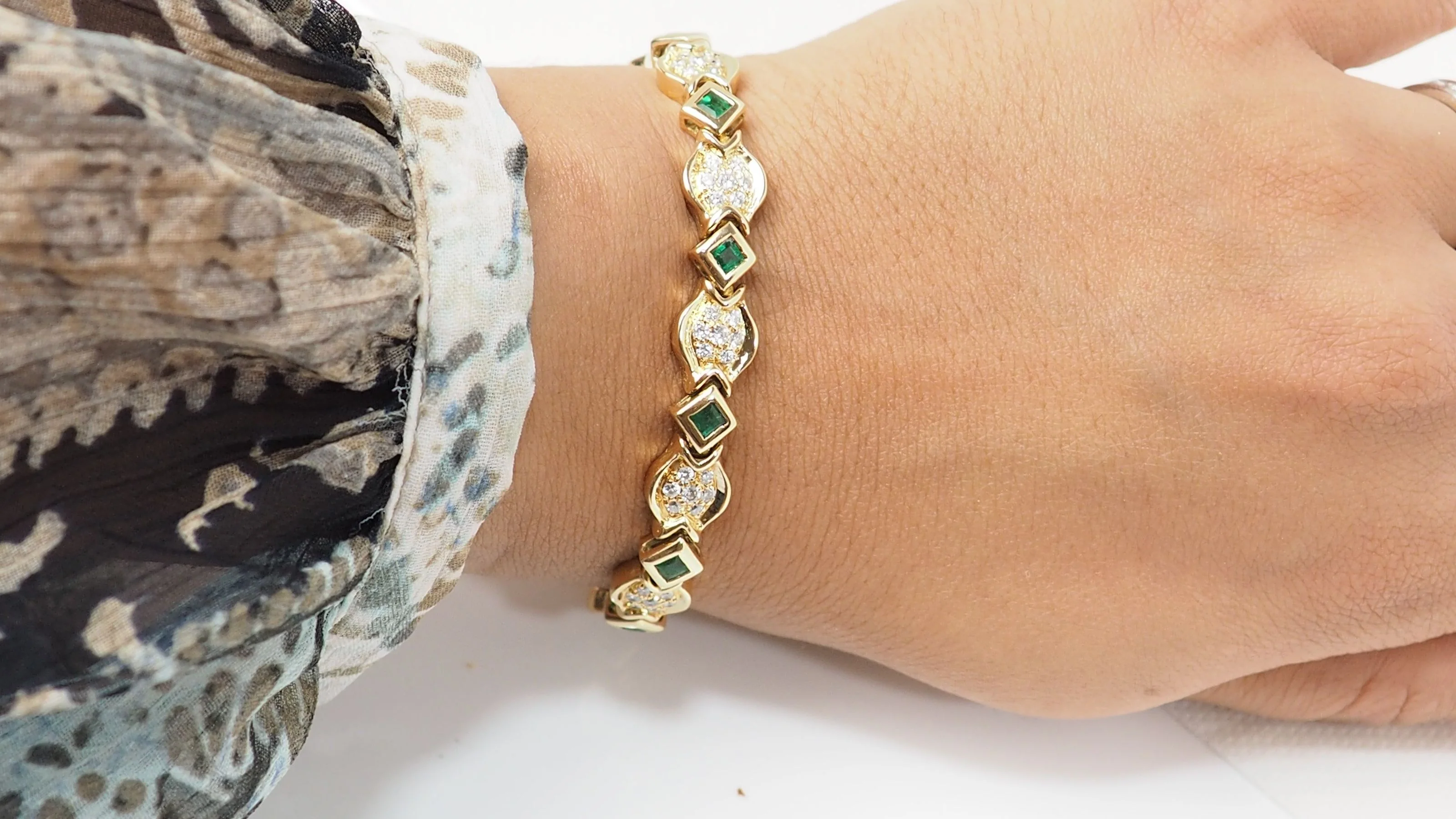 Bracelet en or jaune, émeraudes et diamants - Image 2