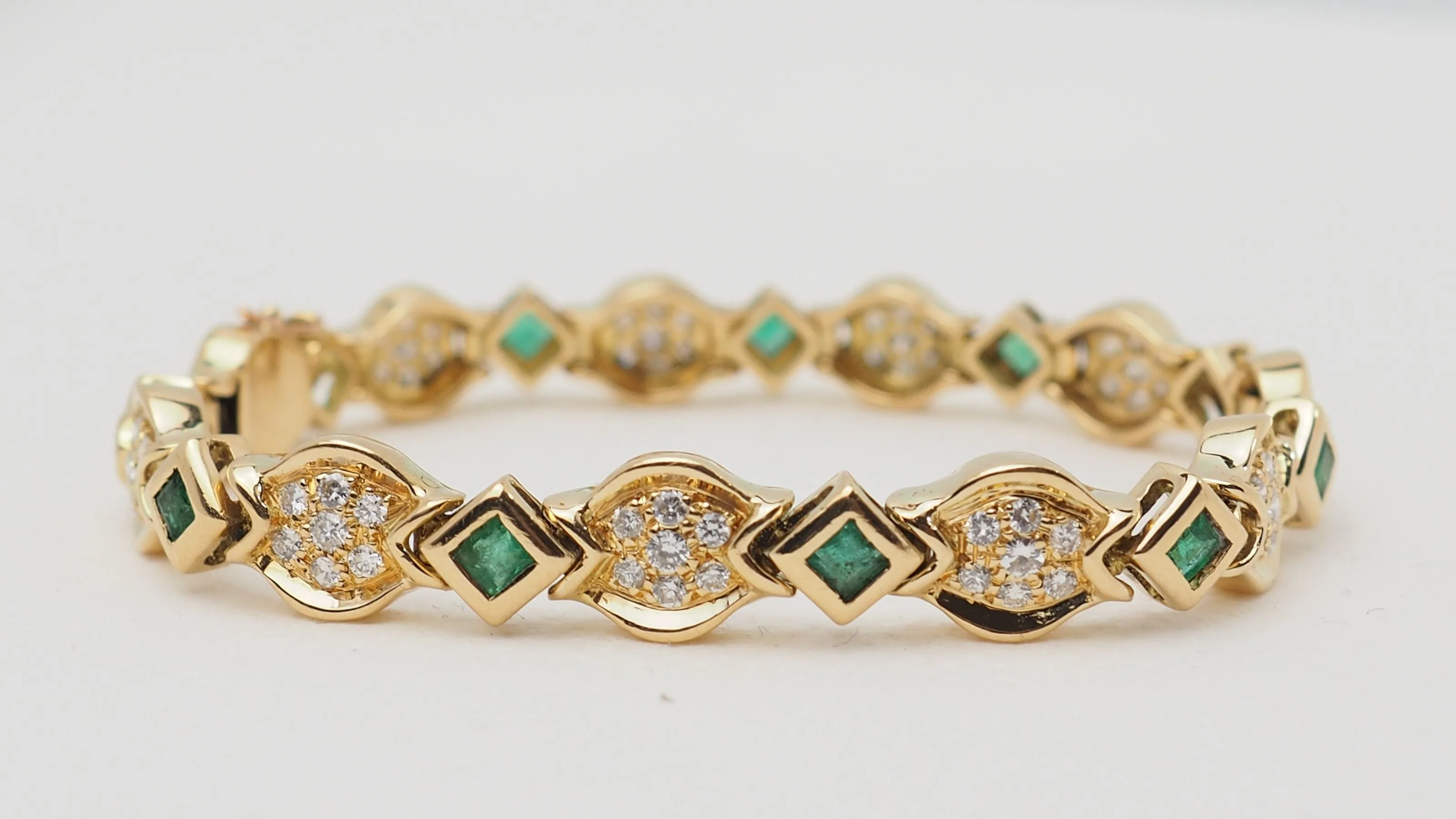 Bracelet en or jaune, émeraudes et diamants - Image 3