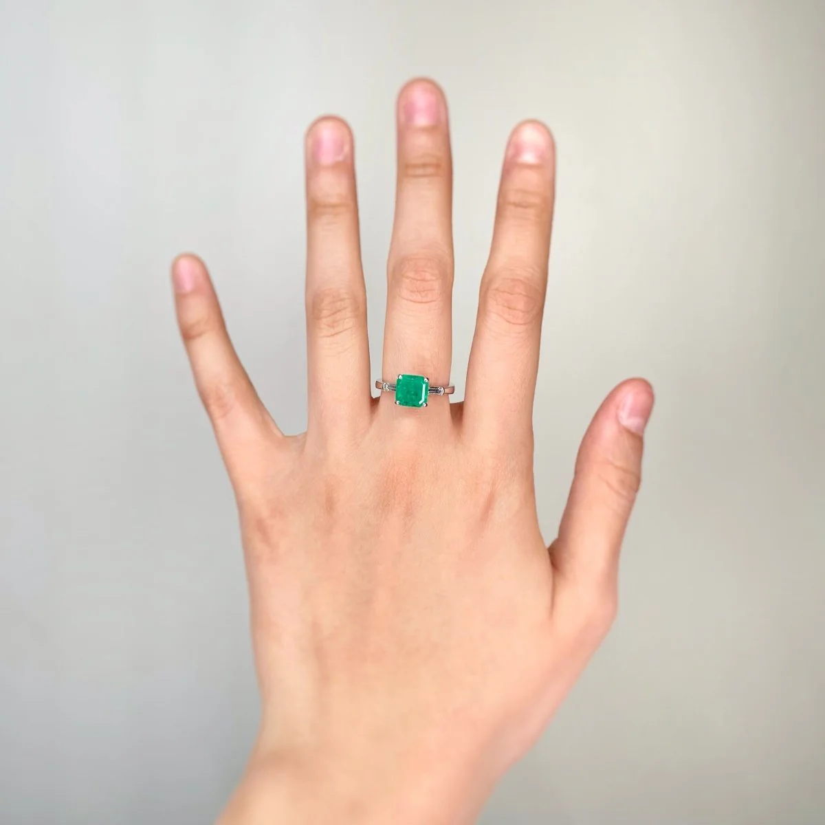 Bague en or blanc, émeraude et diamants - Image 2