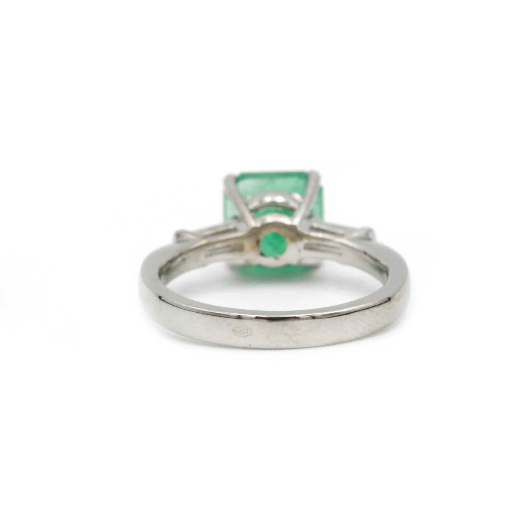 Bague en or blanc, émeraude et diamants - Image 4
