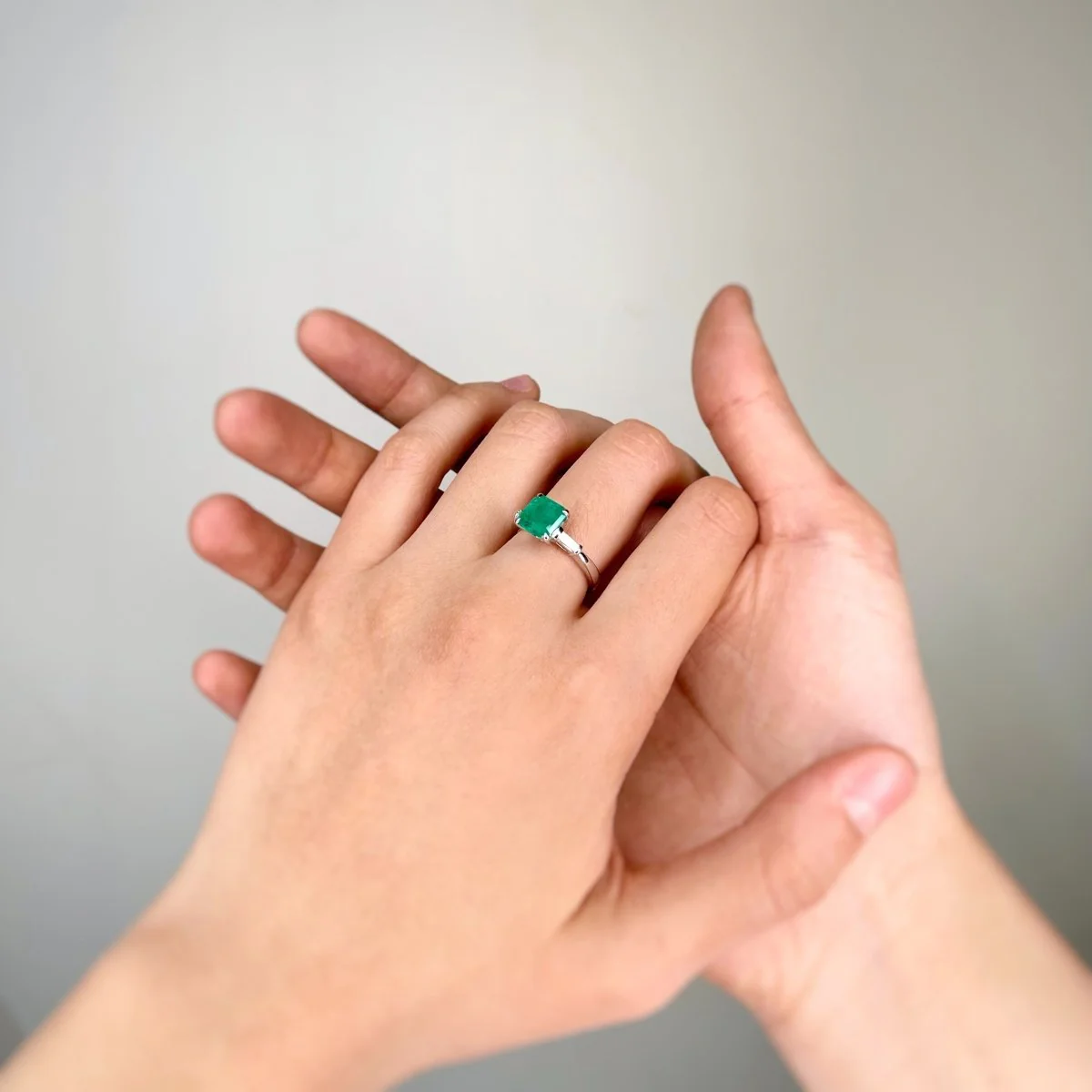 Bague en or blanc, émeraude et diamants - Image 5