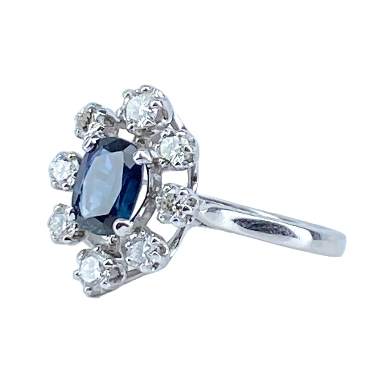 Bague Marguerite en or blanc, saphir et diamants - Image 2
