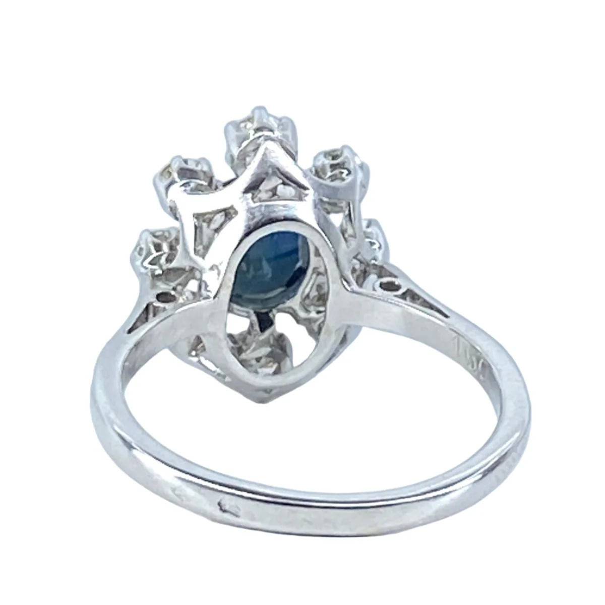 Bague Marguerite en or blanc, saphir et diamants - Image 3