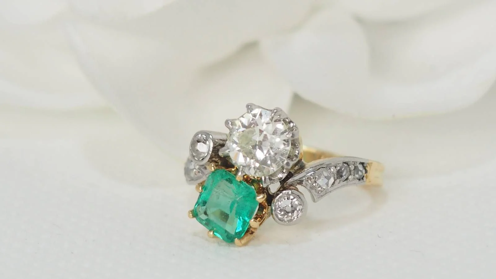 Bague Toi et Moi en or jaune et platine, émeraude et diamants - Image 5