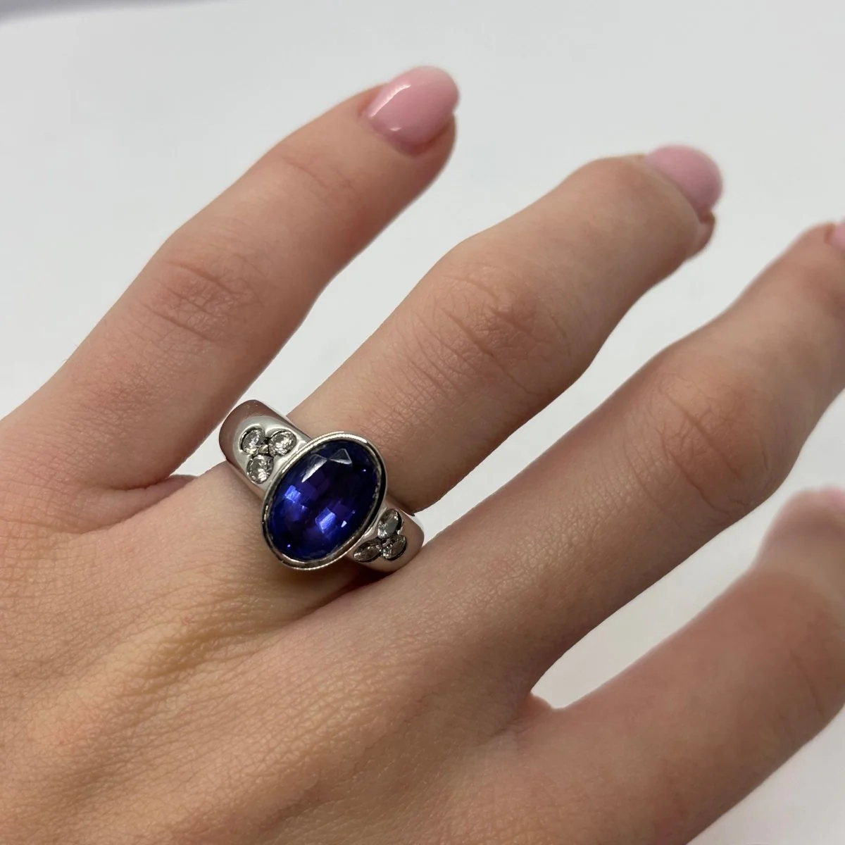Bague en or blanc, tanzanite, et diamants - Image 2