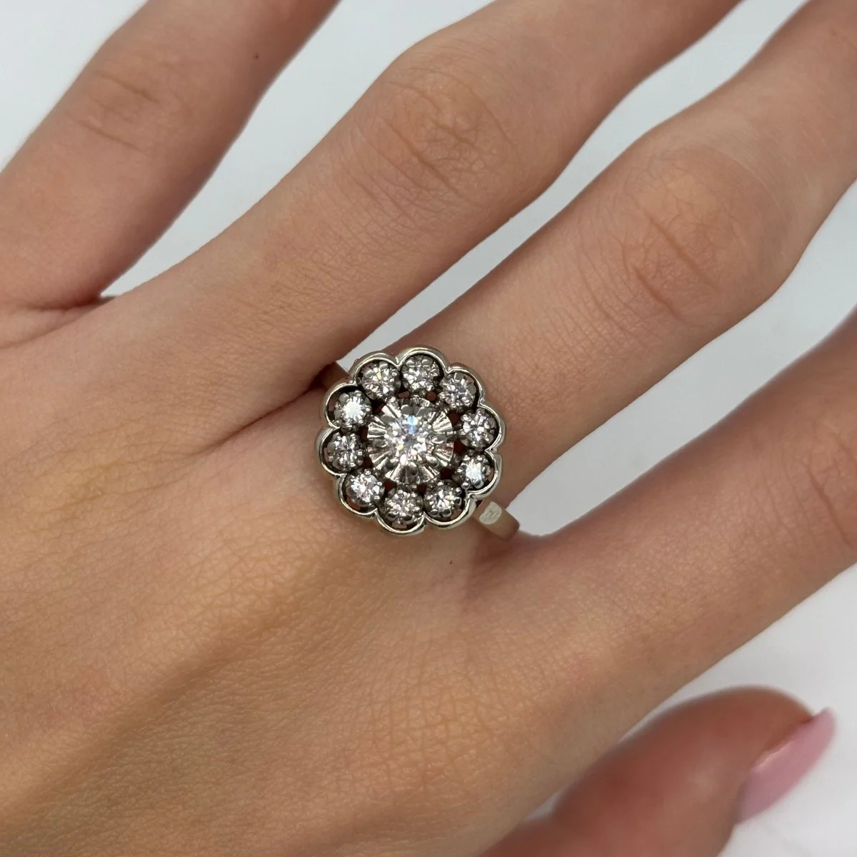 Bague Marguerite en or blanc, platine et diamants - Image 2