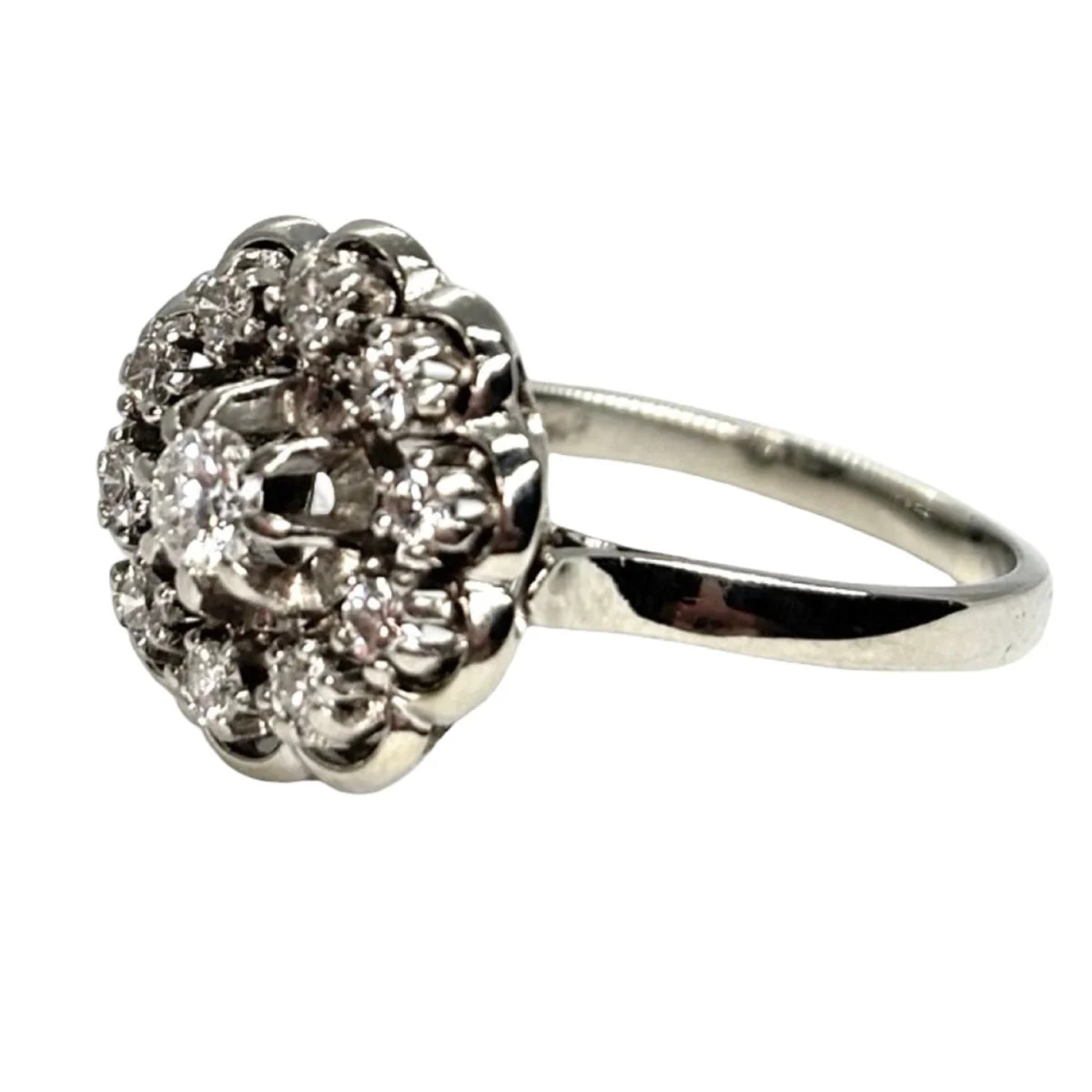 Bague Marguerite en or blanc, platine et diamants - Image 3