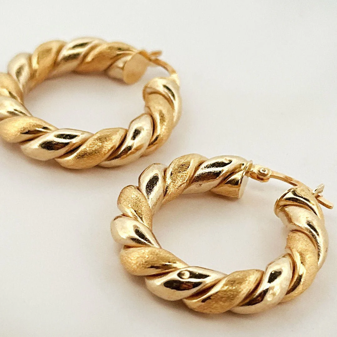 Boucles d'oreilles Créoles torsadées en or jaune - Image 3