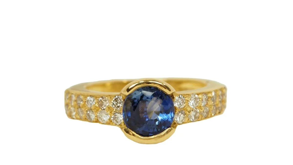 Bague en or jaune, saphir de Ceylan et diamants