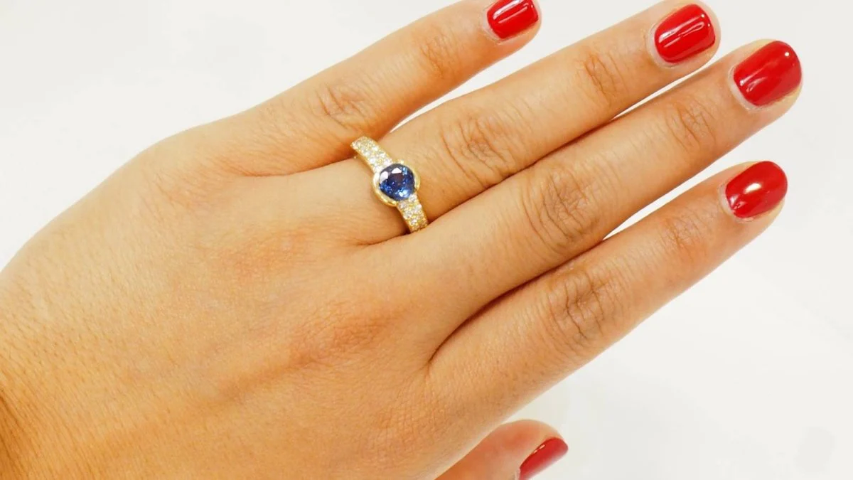 Bague en or jaune, saphir de Ceylan et diamants - Image 2