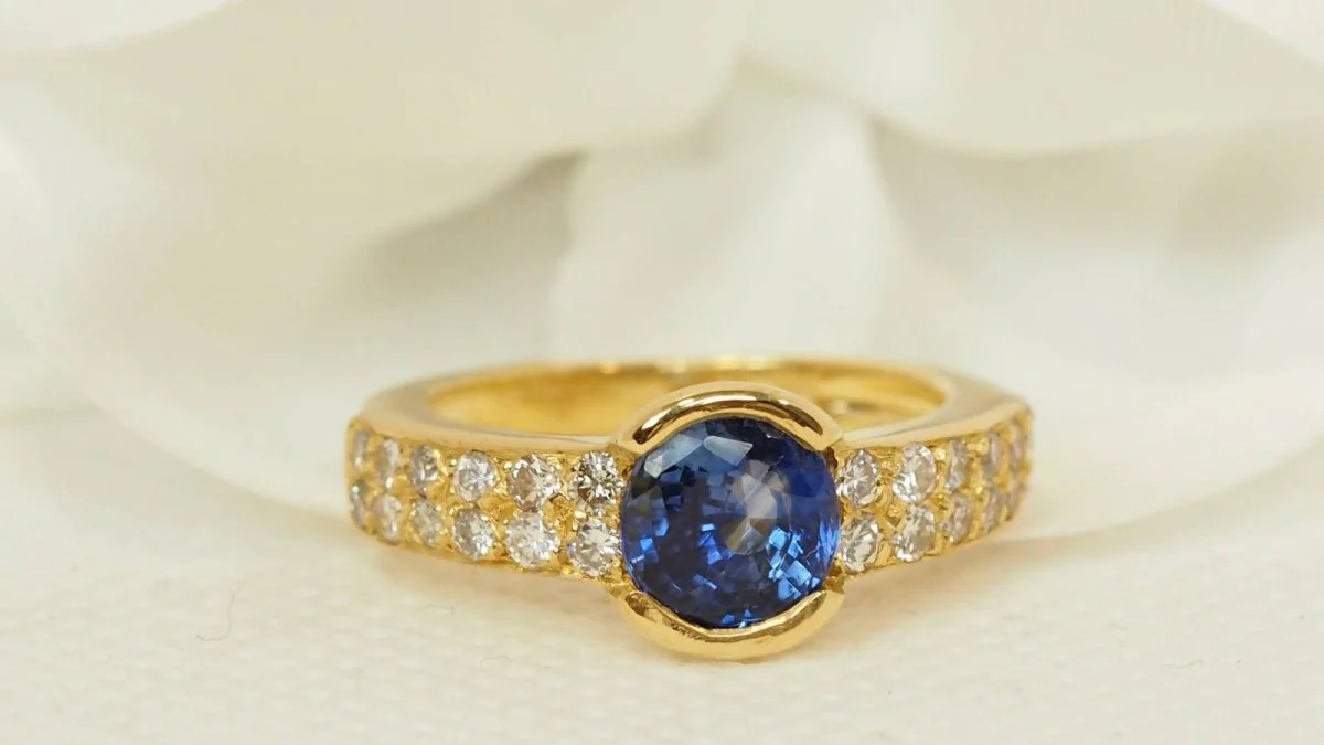 Bague en or jaune, saphir de Ceylan et diamants - Image 3