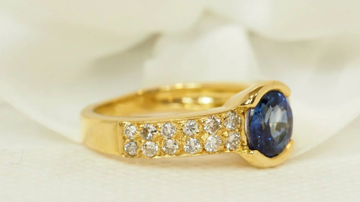 Bague en or jaune, saphir de Ceylan et diamants - Image 4