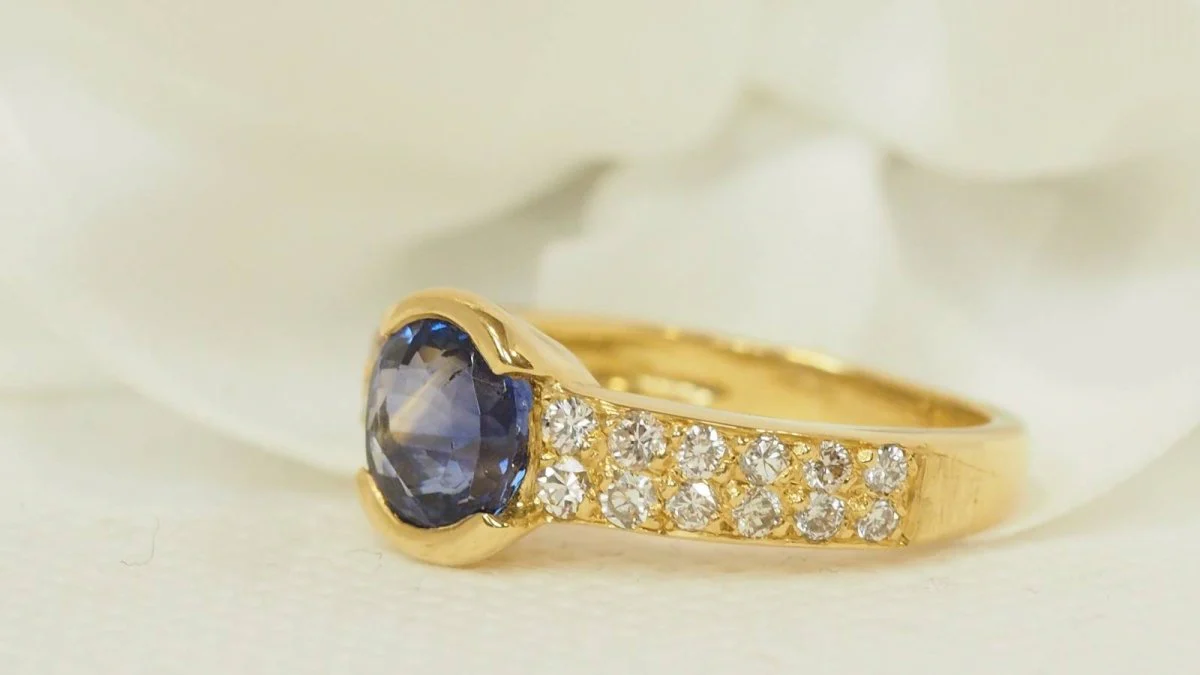 Bague en or jaune, saphir de Ceylan et diamants - Image 5