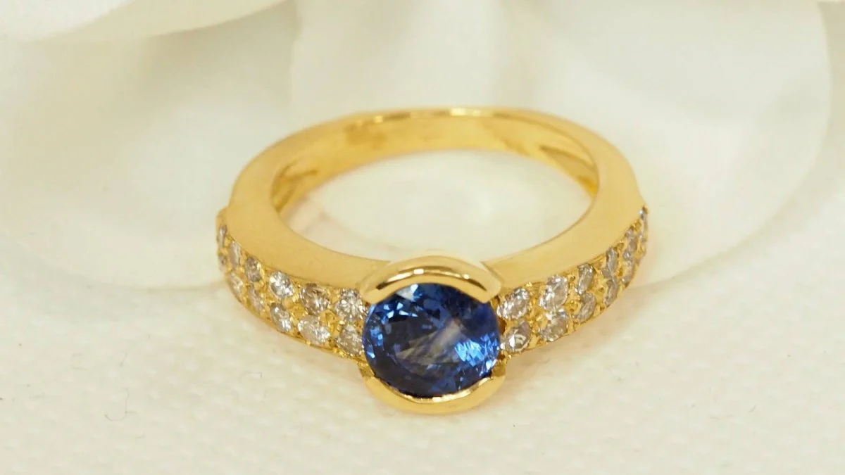 Bague en or jaune, saphir de Ceylan et diamants - Image 6