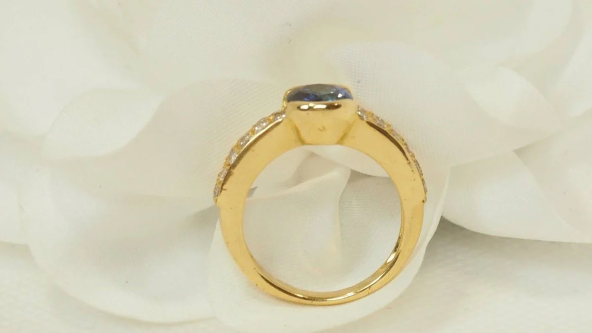 Bague en or jaune, saphir de Ceylan et diamants - Image 7