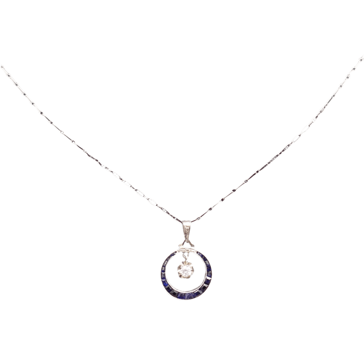 Collier pendentif en or blanc, saphirs et diamant