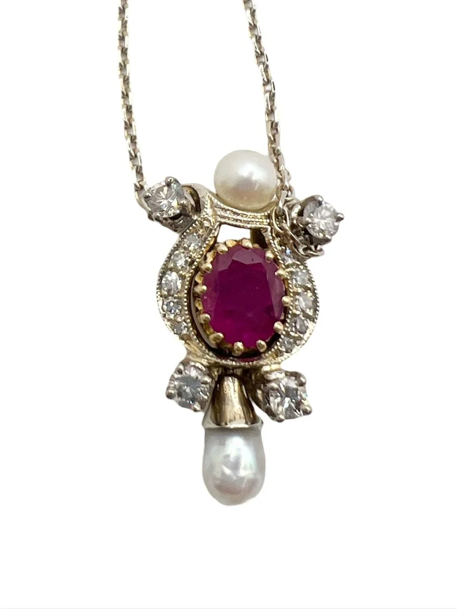 Collier en or jaune, rubis, perles et diamants
