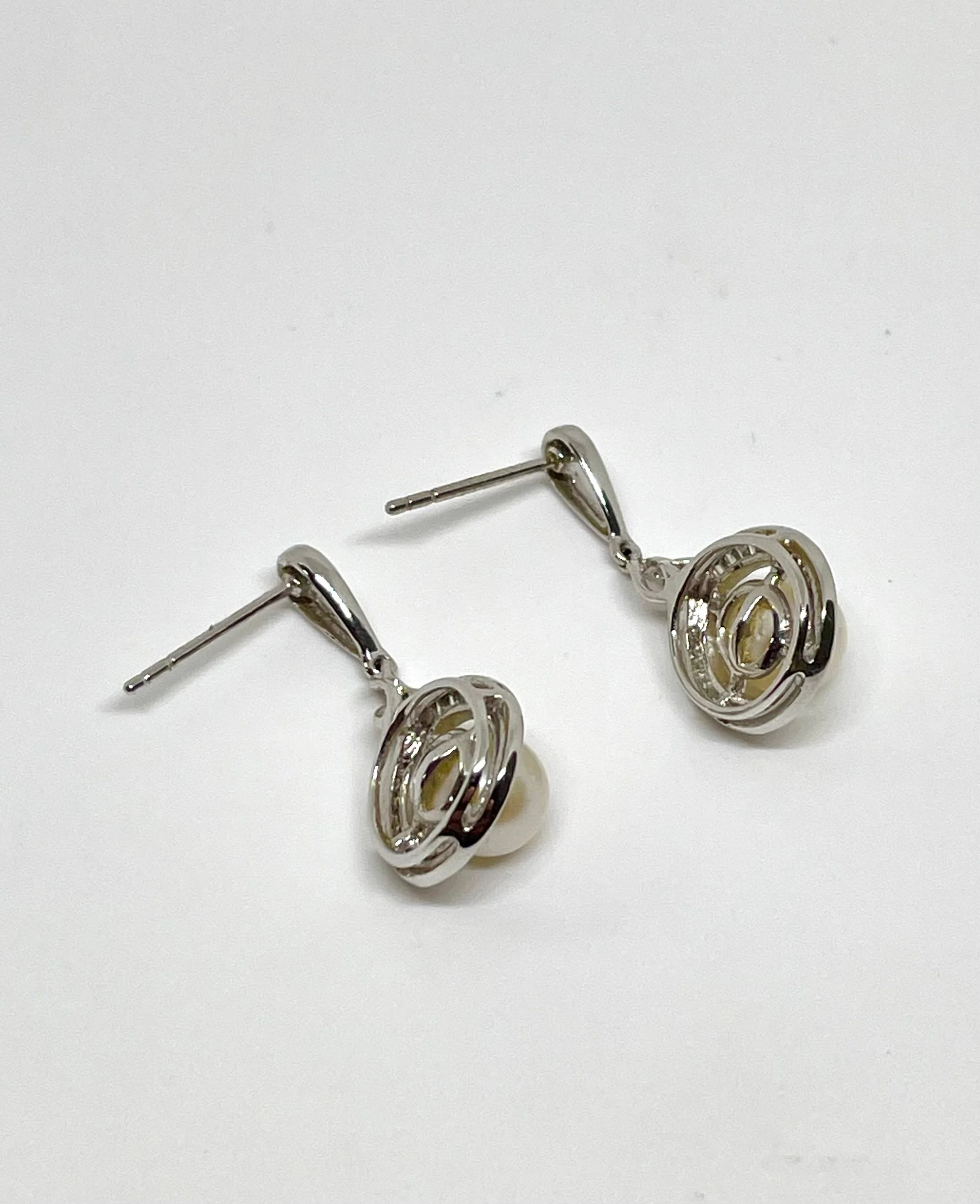 Boucles d’oreilles or blanc perles et diamants - Image 2