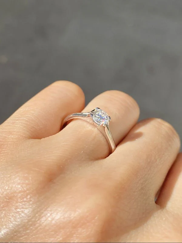 Bague solitaire en or blanc 18K et diamant - Image 3