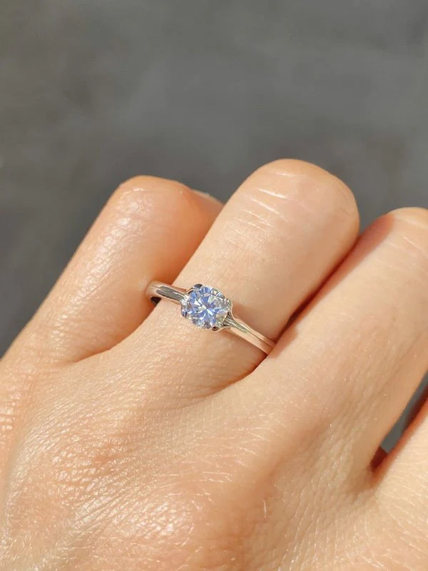 Bague solitaire en or blanc 18K et diamant - Image 4