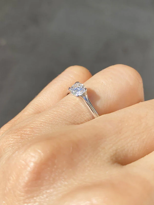 Bague solitaire en or blanc 18K et diamant - Image 5