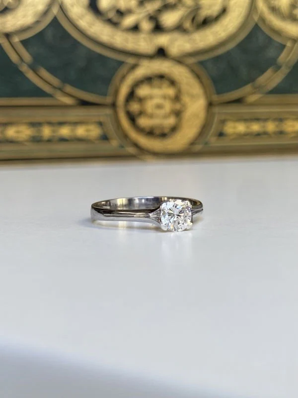 Bague solitaire en or blanc 18K et diamant - Image 6