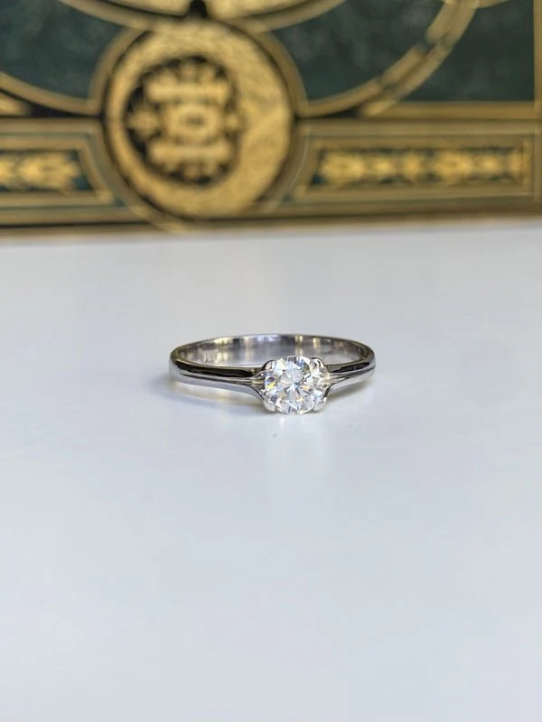 Bague solitaire en or blanc 18K et diamant - Image 7