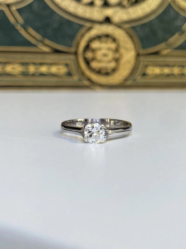 Bague solitaire en or blanc 18K et diamant - Image 8