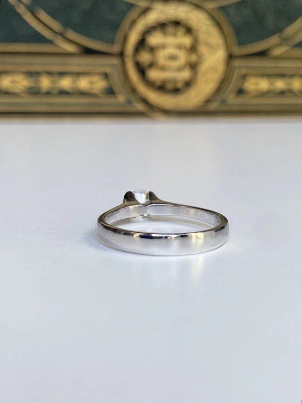 Bague solitaire en or blanc 18K et diamant - Image 9