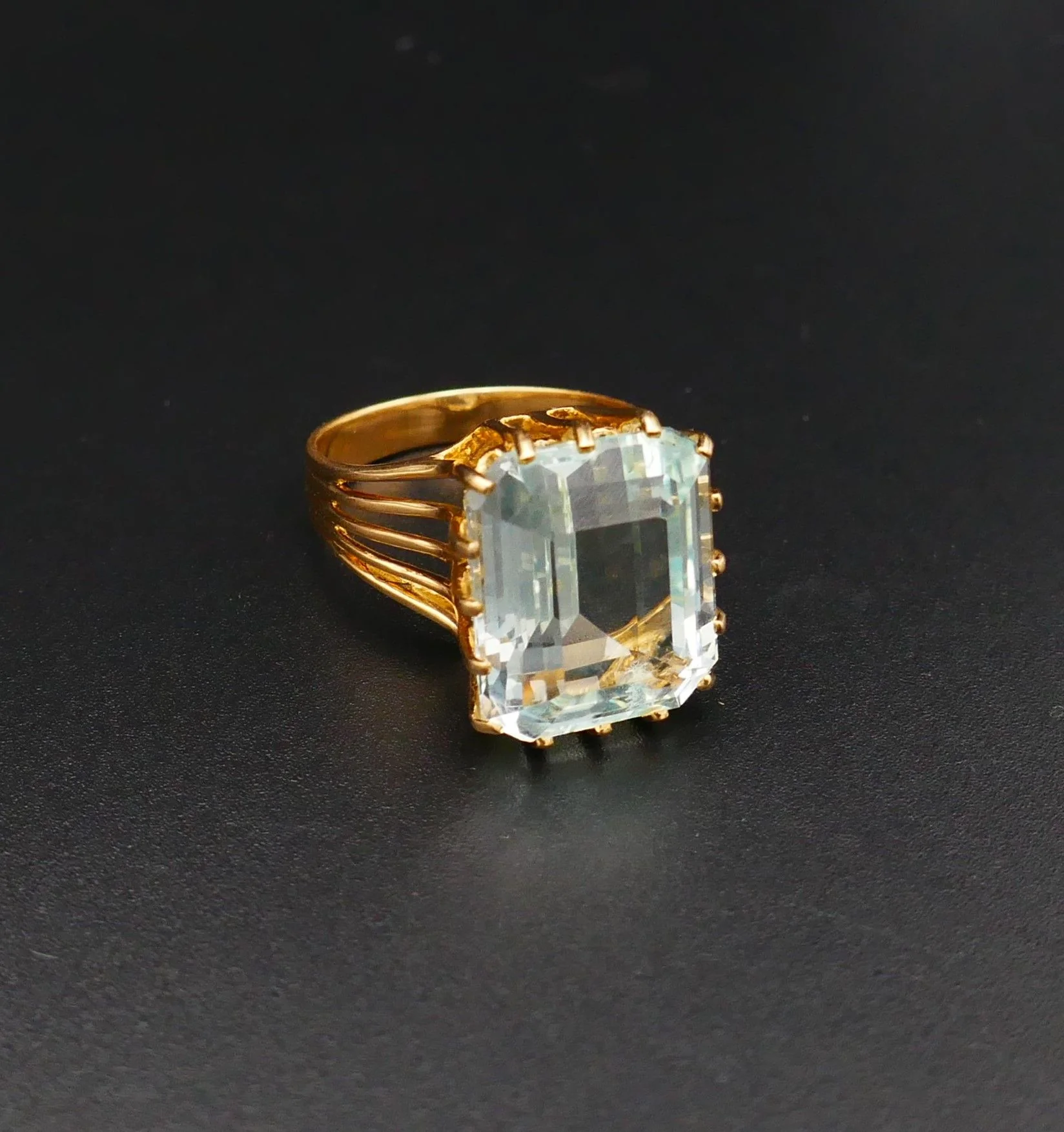 Bague Sertie d'Une Aigue Marine, Or Jaune 18 Carats. - Image 3
