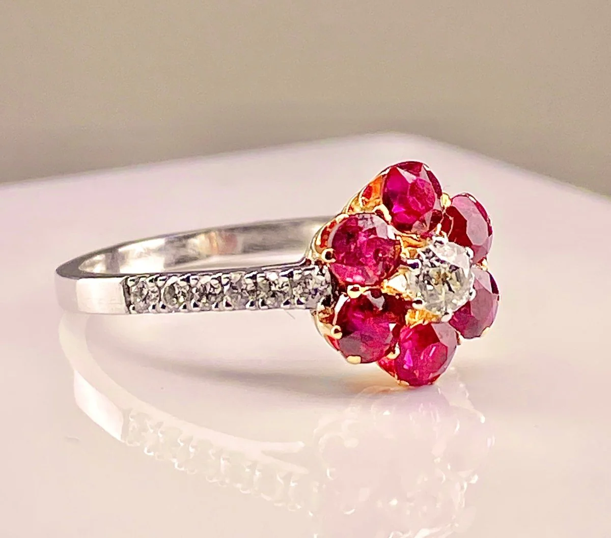 Bague marguerite en or 18 carats en rubis et diamants - Image 6