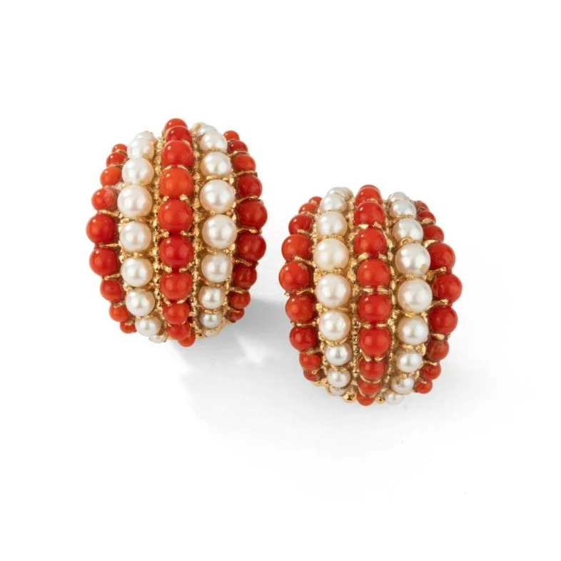 Boucles d'oreilles VAN CLEEF & ARPELS "Twist" en or jaune, corail et perles