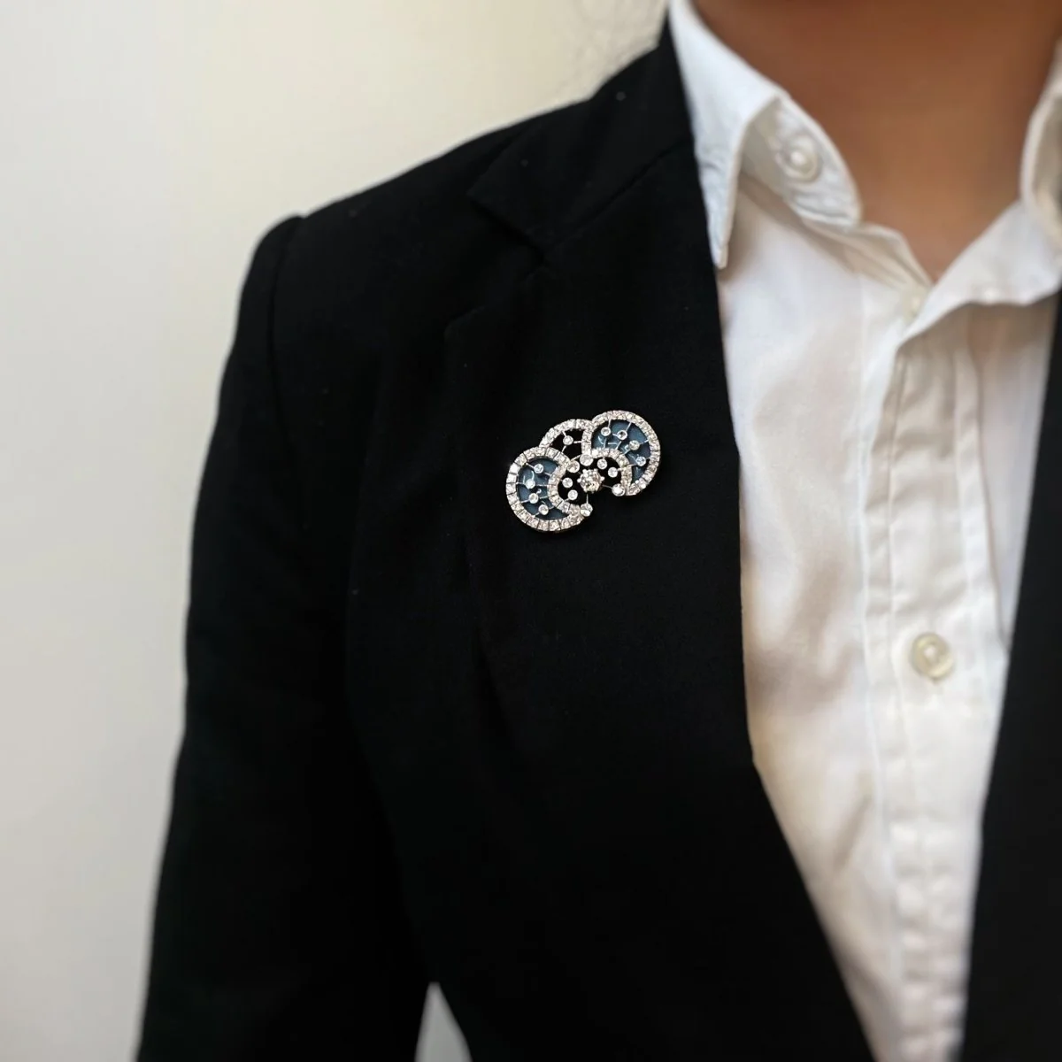 Broche - Or, Diamants et Email - Image 4