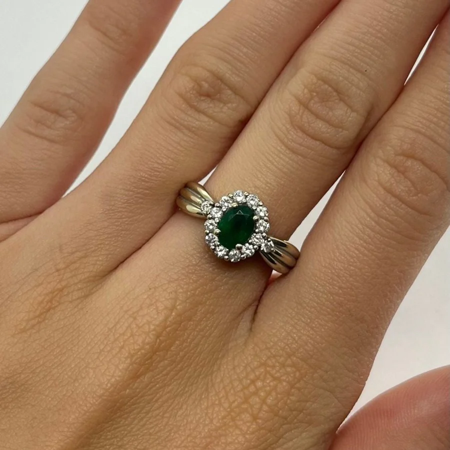 Bague Entourage en or blanc, émeraude et diamants - Image 2